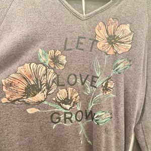 NWT grace & lace V neck blouse (M) Let Love Grow